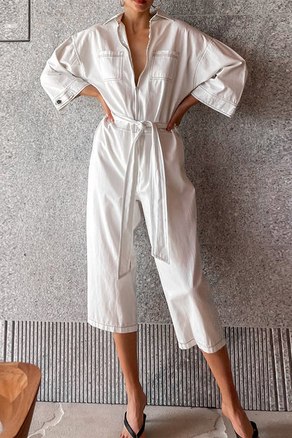 Casual monochrome jumpsuits met kant en een omgeslagen kraag die losjes naar beneden valt