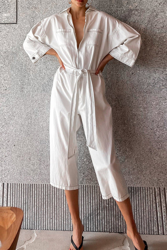 Casual monochrome jumpsuits met kant en een omgeslagen kraag die losjes naar beneden valt