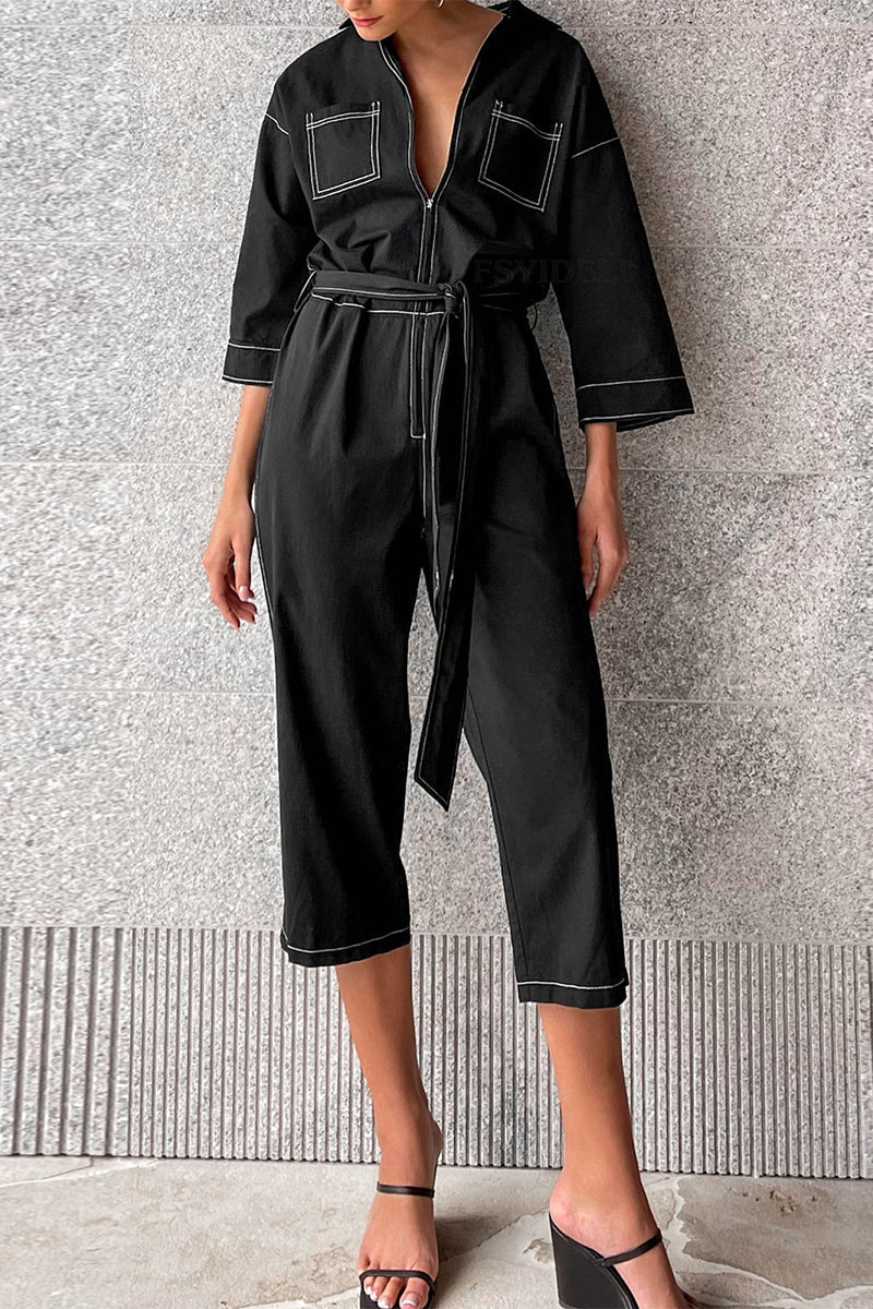 Casual monochrome jumpsuits met kant en een omgeslagen kraag die losjes naar beneden valt