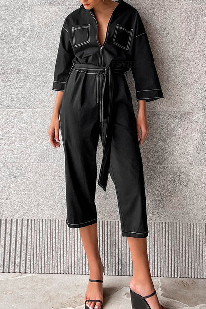 Casual monochrome jumpsuits met kant en een omgeslagen kraag die losjes naar beneden valt